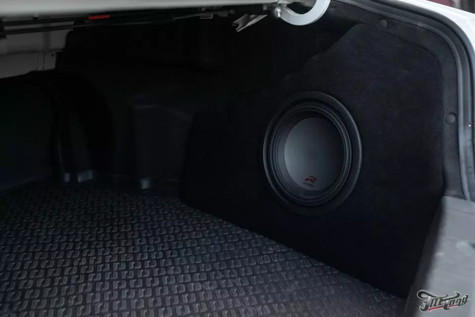 Hyundai Sonata. Комплексная шумоизоляция салона и переделка музыкальной системы с изготовлением короба стелс в крыло!